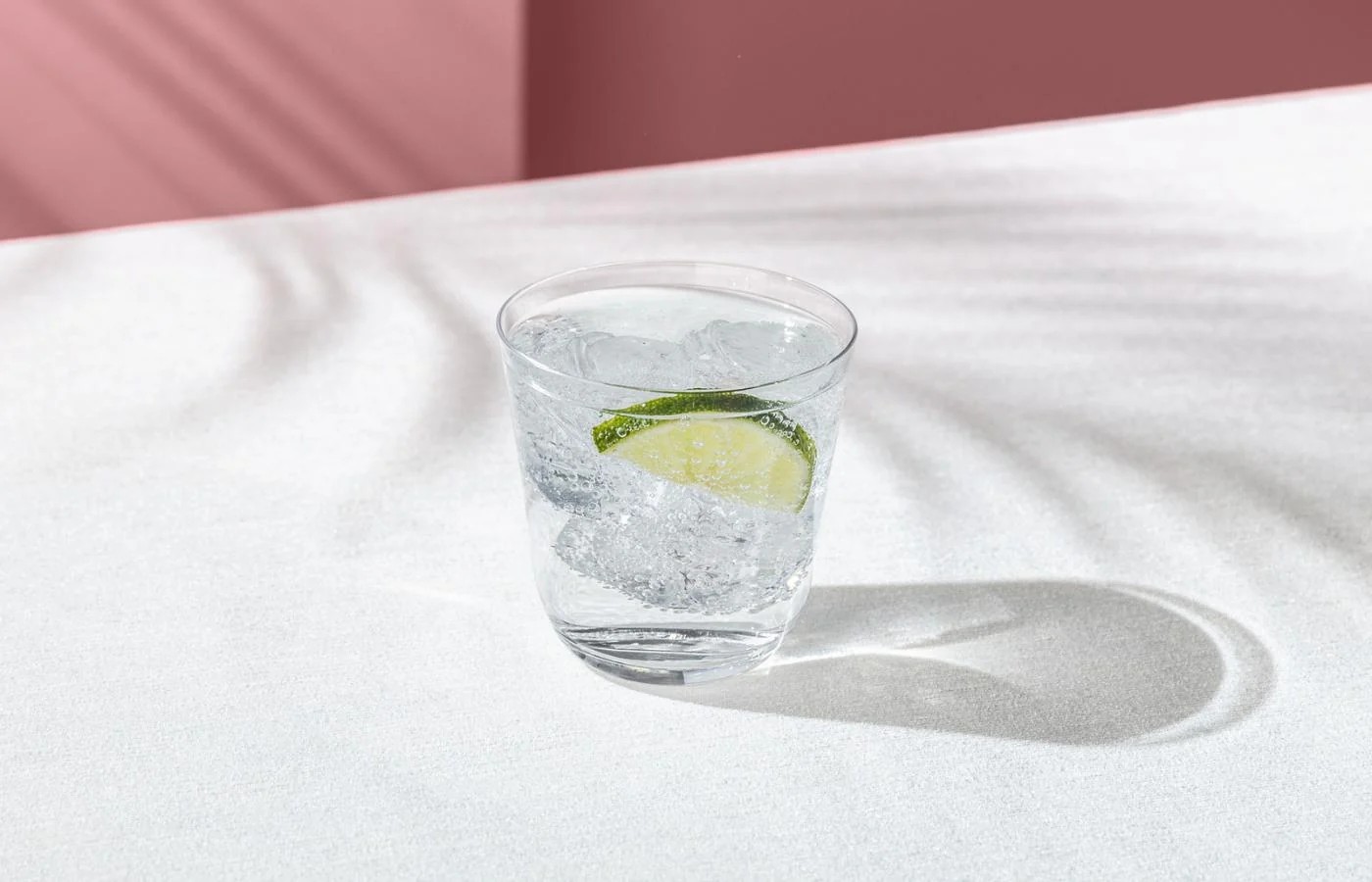 Склянки NUDE Savage Water Glass на підвіконні